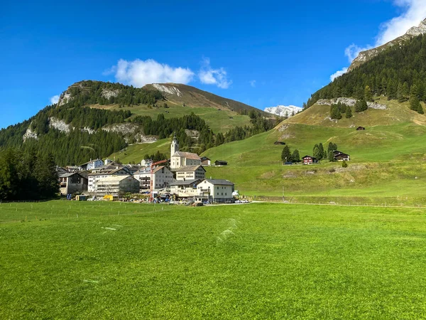 Svájci Alpesi Falu Egy Napos Nyári Napon Egy Buszos Utazás — Stock Fotó