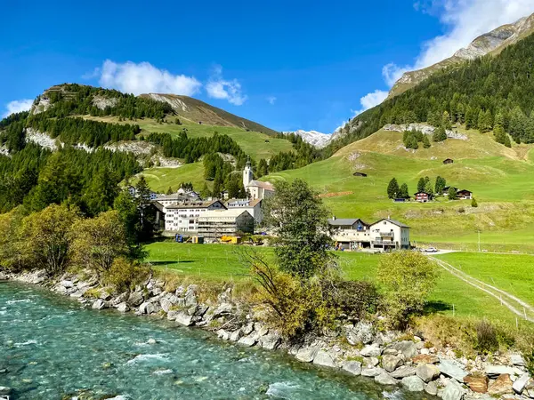 Schweizer Alpendorf Einem Sonnigen Sommertag Während Einer Busfahrt — Stockfoto