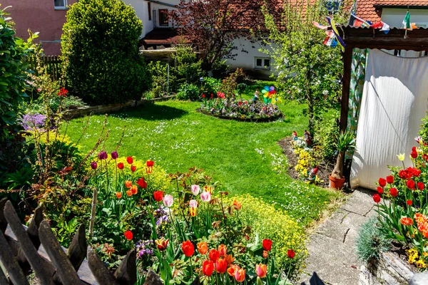 房子的私人花园 开着五颜六色的红色和黄色的主题花 花坛整洁 草坪茂密 — 图库照片