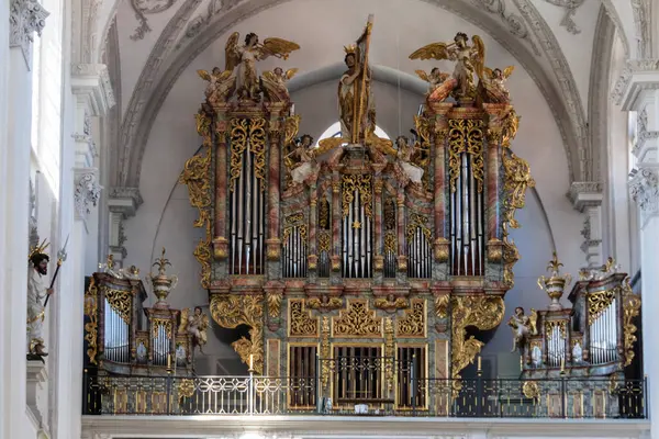 Классический Орган Золотой Трубы Декоративными Статуями Интерьере Старой Христианской Церкви — стоковое фото
