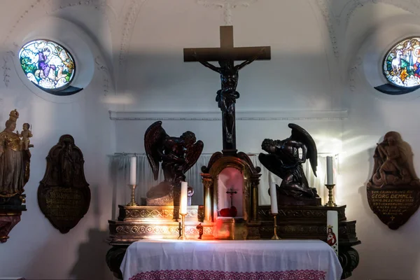 날개가 천사와 예배당에서 십자가에 그리스도의 인물과 종교적인 조각을 — 스톡 사진