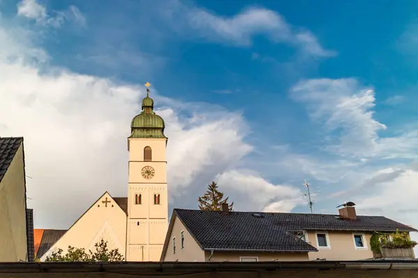 欧洲古老的教堂屋顶 钟塔和尖顶在云天之上 旁边是瓷砖屋顶 — 图库照片