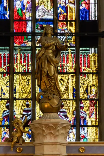 Estátua Elegante Ídolo Feminino Globo Sobre Coluna Igreja Com Vitrais — Fotografia de Stock