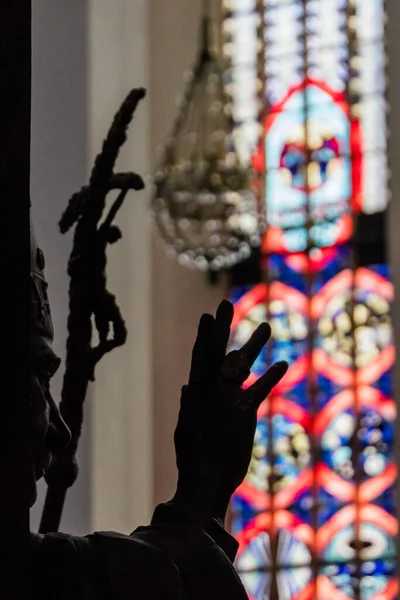 Silhouette Prêtre Faisant Geste Main Avec Crucifix Devant Vitrail Coloré — Photo