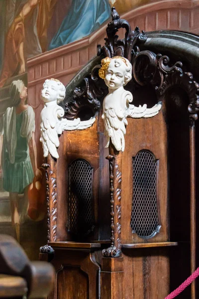 Paar Ivoren Marmeren Schattige Baby Engel Sculpturen Houten Biechtstoel Kerk — Stockfoto