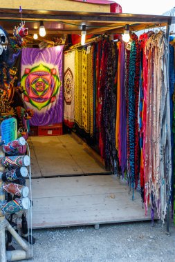 Parlak renkli giysi aksesuarları bir mağazada ya da pazarda duvarda asılı duran ahşap bir döşemede asılı.