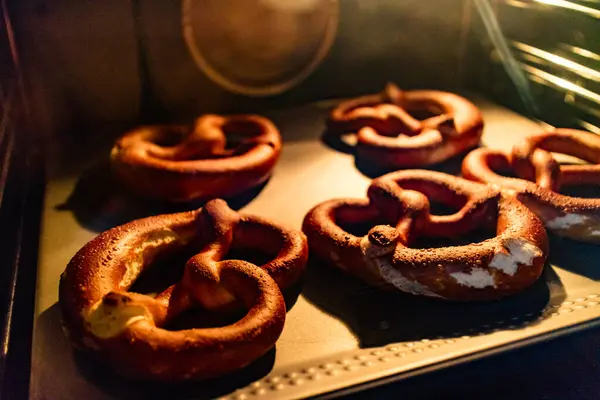 Primer Plano Cinco Pretzels Bavarianos Forma Nudo Cocinando Horno Iluminado — Foto de Stock