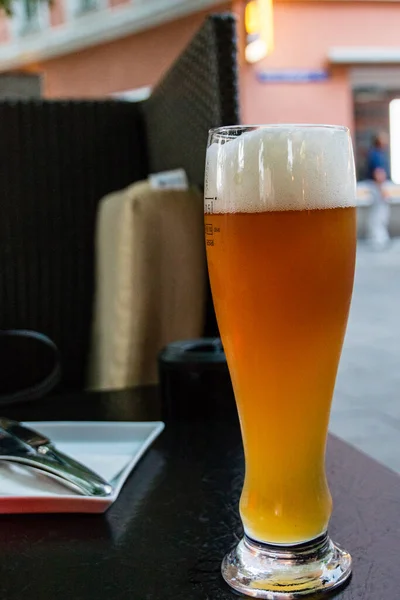 Cerveja Gelada Espumosa Elegante Copo Alto Balcão Pub Bar Taberna — Fotografia de Stock