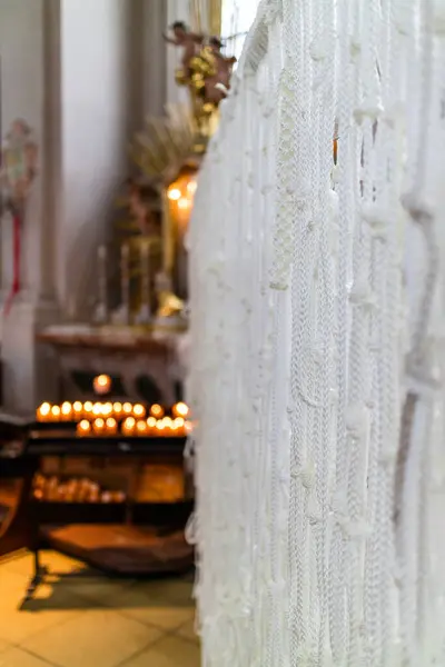 Primer Plano Cuerda Blanca Colgando Borla Fila Cerca Altar Iglesia —  Fotos de Stock