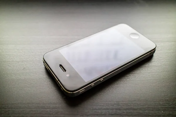 Однопустой Мобильный Телефон Различными Кнопками Деталями Динамика Экран Темном Фоне — стоковое фото