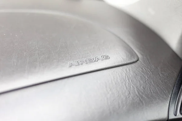 車両の安全性と輸送の概念的なダークグレーカーダッシュボード上のエアバッグサイン — ストック写真