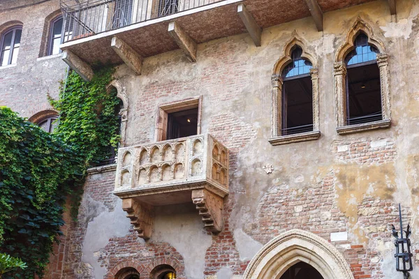 Pohled Juliet Balkón Juliet House Kdysi Vlastněné Capulets Veroně Itálie — Stock fotografie