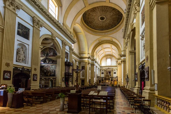 Interior Una Iglesia Histórica Con Techo Abovedado Arcos Piedra Visto — Foto de Stock
