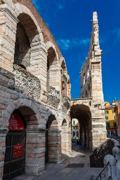 Внешняя Изогнутая Стена Двойным Ярусом Арк Римском Амфитеатре Защищенном Каменными — стоковое фото