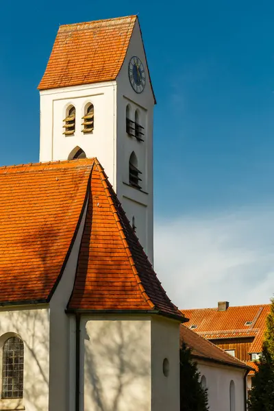 Tour Horloge Église Avec Toit Carrelé Rouge Contre Ciel Bleu — Photo