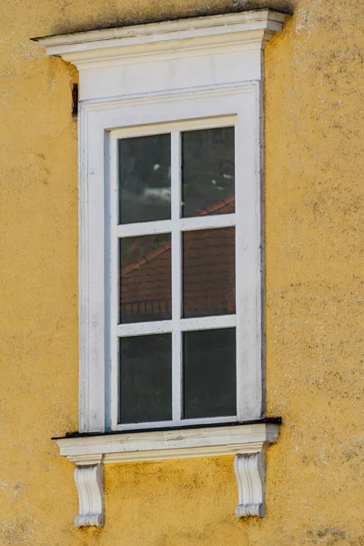 Классический Винтажный Стиль Белого Окна Грубой Штукатурке Желтая Стена Небольшими — стоковое фото
