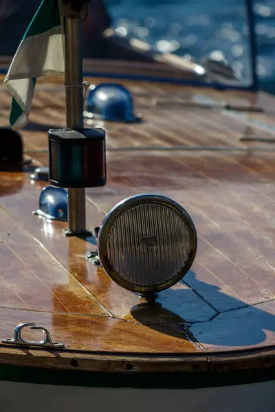 Φώτα Στο Ξύλινο Κατάστρωμα Στο Μπροστινό Μέρος Μηχανοκίνητου Σκάφους Κυκλικό — Φωτογραφία Αρχείου