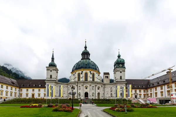 Stiftskirchenfassade Ettal Mit Schönen Kuppeln Und Breiten Gebäudeflügeln Mit Garten — Stockfoto