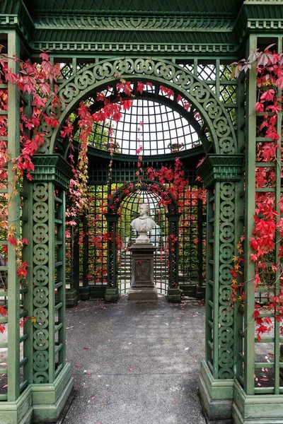 Eingang Einer Gartenlaube Mit Leuchtend Roten Herbstblättern Der Virginia Schlingpflanze — Stockfoto