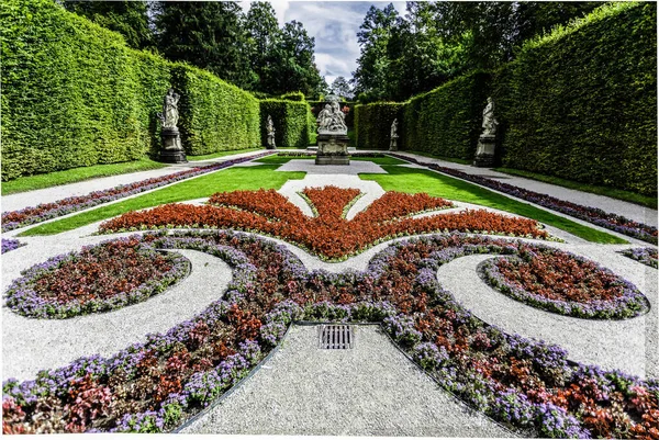 Formeller Garten Mit Symmetrischen Beeten Gefüllt Mit Bunten Blumen Die — Stockfoto