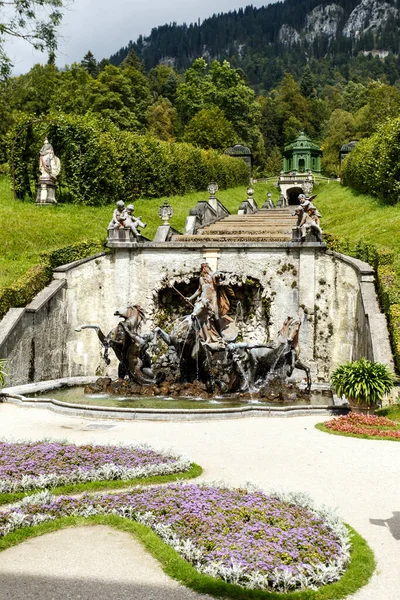 Reiterstandbild Einer Grotte Einem Formellen Garten Umgeben Von Gepflegten Blumenbeeten — Stockfoto