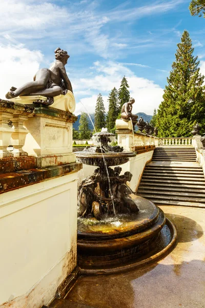 Ornamentaler Brunnen Mit Klassischen Figuren Einer Nische Der Steinmauer Einer — Stockfoto