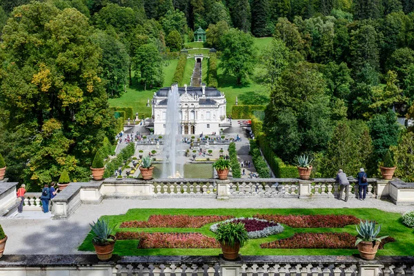 Turistas Terraço Elevado Admirando Castelo Castelo Situado Terrenos Verdes Exuberantes — Fotografia de Stock