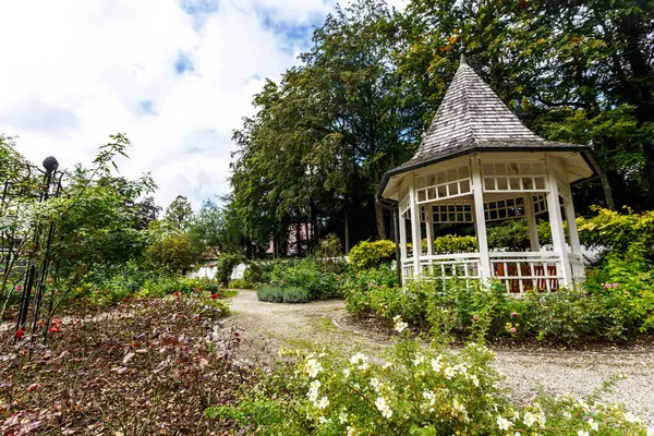 Kleiner Achteckiger Weißer Holzpavillon Mit Ziegeldach Einem Park Oder Garten — Stockfoto