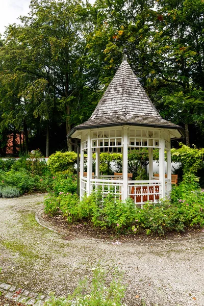 Witte Achthoekige Gazebo Een Tuin Park Met Onkruid Grind Eromheen — Stockfoto