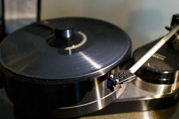 Müzik Eğlence Konseptinde Uzun Bir Plak Kaydı Olan Eski Gramofon — Stok fotoğraf