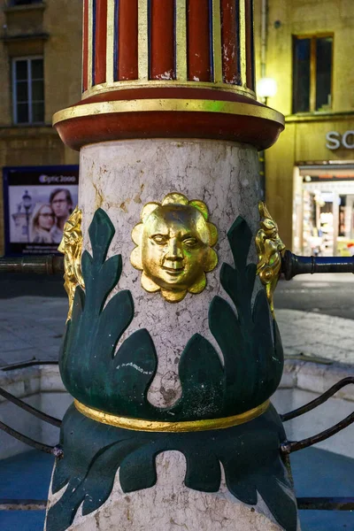 Folha Acanthus Decoração Máscara Dourada Uma Coluna Pedra Velha Com — Fotografia de Stock