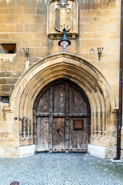 Staré Ošlehaný Klenuté Dřevěné Středověké Dveře Heraldické Sako Nahoře Kamenné — Stock fotografie