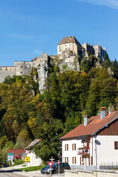 Zamek Oddali Skalistym Wzgórzu Kolorowymi Jesiennymi Drzewami Dach Wiejski Pierwszym — Zdjęcie stockowe
