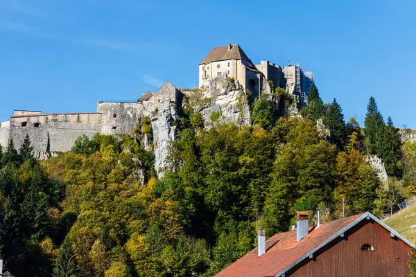 Zamek Oddali Skalistym Wzgórzu Kolorowymi Jesiennymi Drzewami Dach Wiejski Pierwszym — Zdjęcie stockowe
