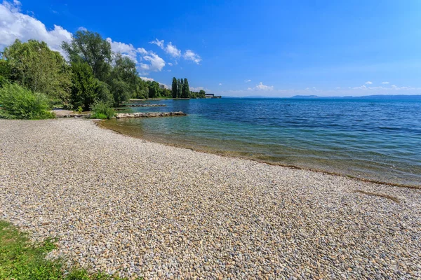 瑞士一个国家公园里的一个湖边阳光灿烂的夏日 — 图库照片