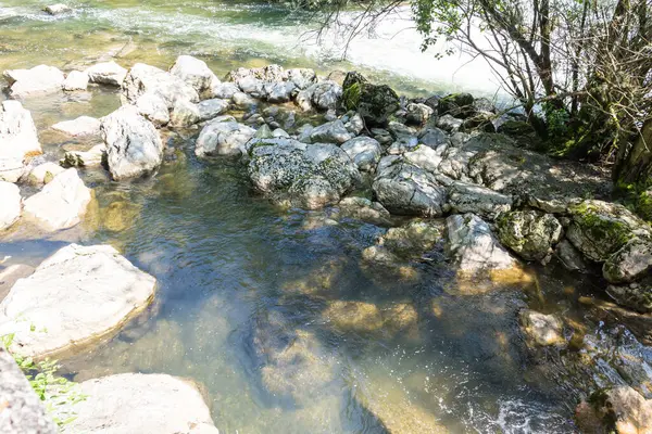 Fluss Fließt Durch Felsen Und Bildet Ein Natürliches Becken Entlang — Stockfoto