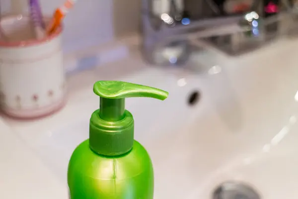 Close Still Life Green Plastic Pump Bottle Edge White Porcelain — Stock Photo, Image