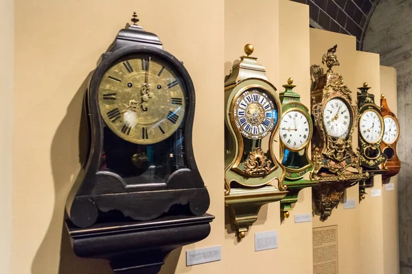 Row Assorted Old Historic Pendulum Mantel Clocks Mounted Receding Wall — Stock Photo, Image