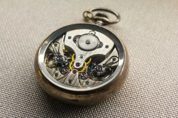Przód Zdejmowany Zegarka Kieszonkowego Aby Pokazać Szczegóły Skomplikowanego Mechanizmu Wewnątrz — Zdjęcie stockowe