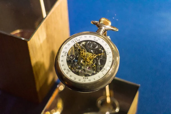 Historyczny Złoty Chronometr Zegarek Kieszonkowy Lub Stoper Otwartym Pokrętłem Wyświetlany — Zdjęcie stockowe