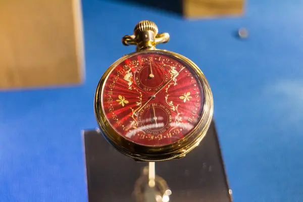 Zbliżenie Zabytkowego Zegarka Kieszonkowego Złotymi Rękami Czerwonym Tle — Zdjęcie stockowe