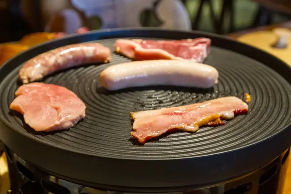 Carne Fresca Surtida Una Parrilla Redonda Portátil Con Filete Cerdo —  Fotos de Stock