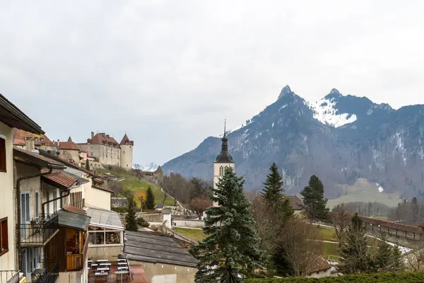 背景にアルプスとスイスのグリエール城の景観 — ストック写真