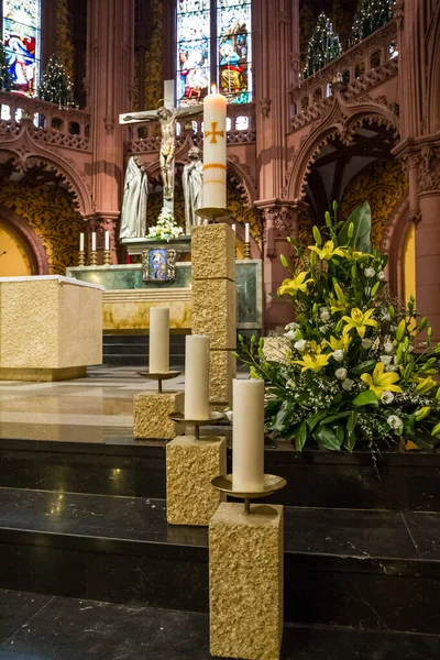 Velas Votivas Blancas Decorativas Una Iglesia Pie Sobre Columnas Oro — Foto de Stock