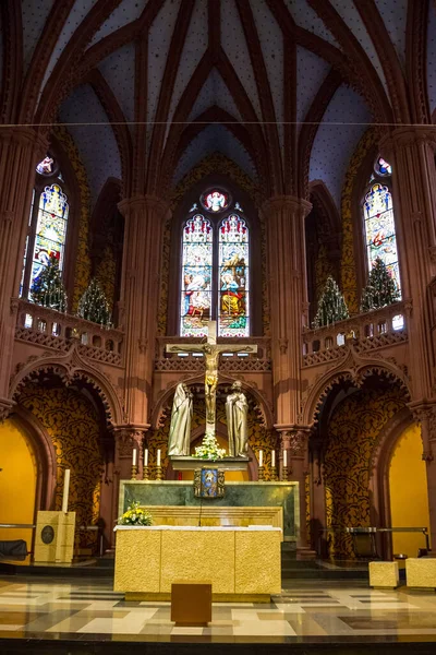 Interior Una Iglesia Histórica Con Techo Abovedado Mirando Hacia Altar — Foto de Stock