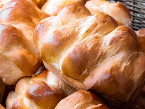 Lot Pâini Prăjite Proaspăt Coapte Pâine Specialitate Afișate Într Coș — Fotografie, imagine de stoc