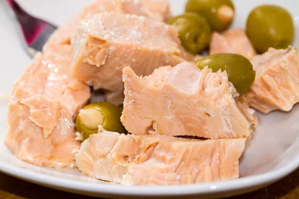 Chunks White Tuna Plate Green Stuffed Olives — Stock Photo, Image