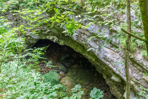 Ouverture Embouchure Une Grande Grotte Dans Une Falaise Rocheuse Vue — Photo