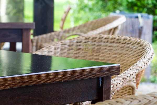 户外的木制桌子和柳条椅 — 图库照片