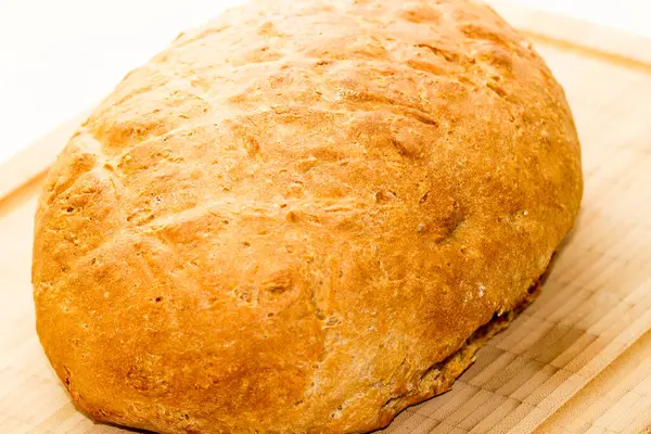 Ein Großer Laib Selbstgebackenes Brot Auf Einem Holzbrett — Stockfoto